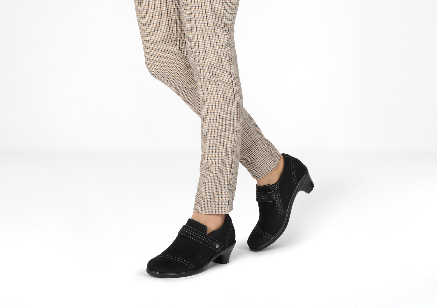 Eva – Samtweiche Eleganz in tiefem Schwarz