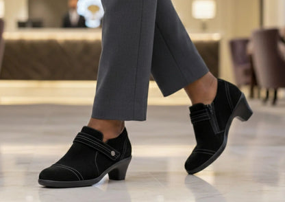 Eva – Samtweiche Eleganz in tiefem Schwarz